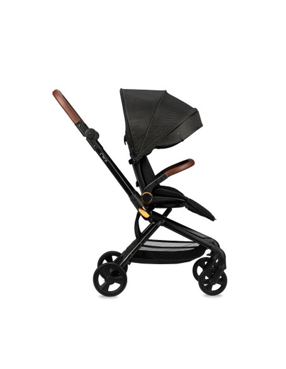 Schwarzer Kinderwagen mit braunen Griffdetails, schwarzem Rahmen und schwarzem Verdeck. Weißer Hintergrund.
