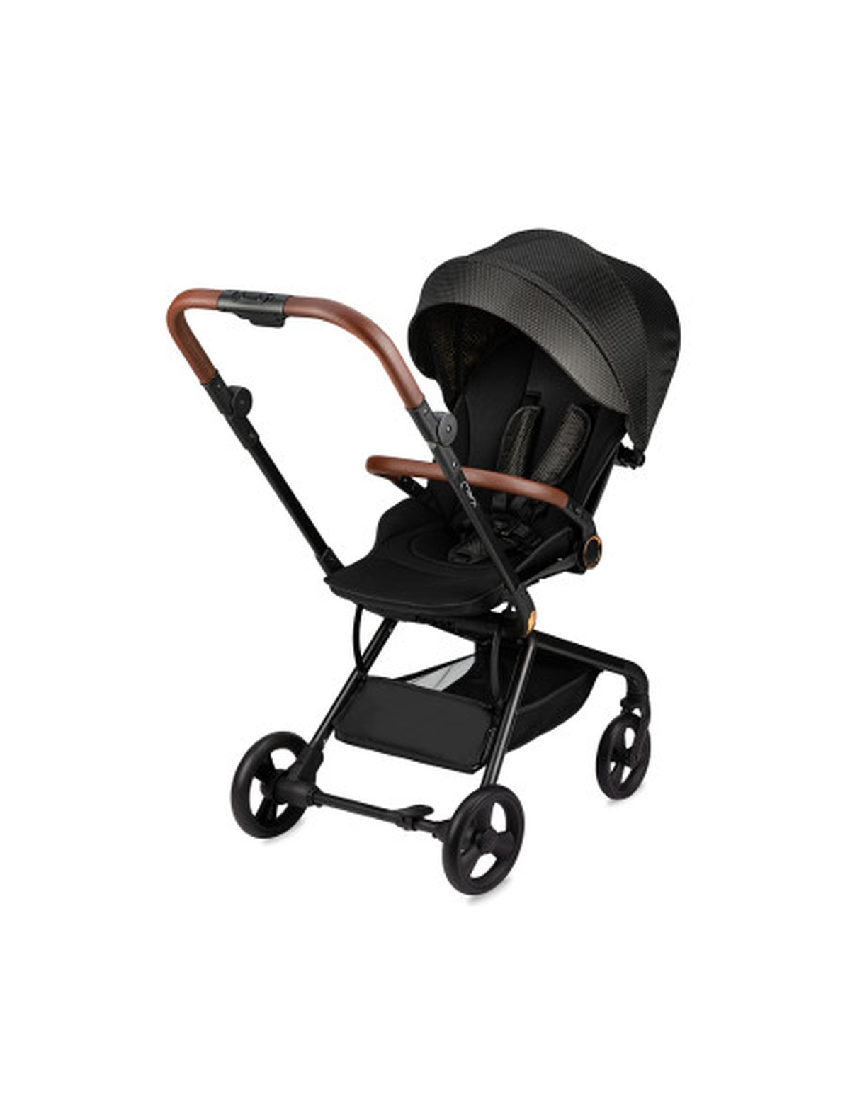 Schwarzer Kinderwagen mit braunem Griff. Er hat ein schwarzes Verdeck und vier Räder. Der Hintergrund ist weiß.