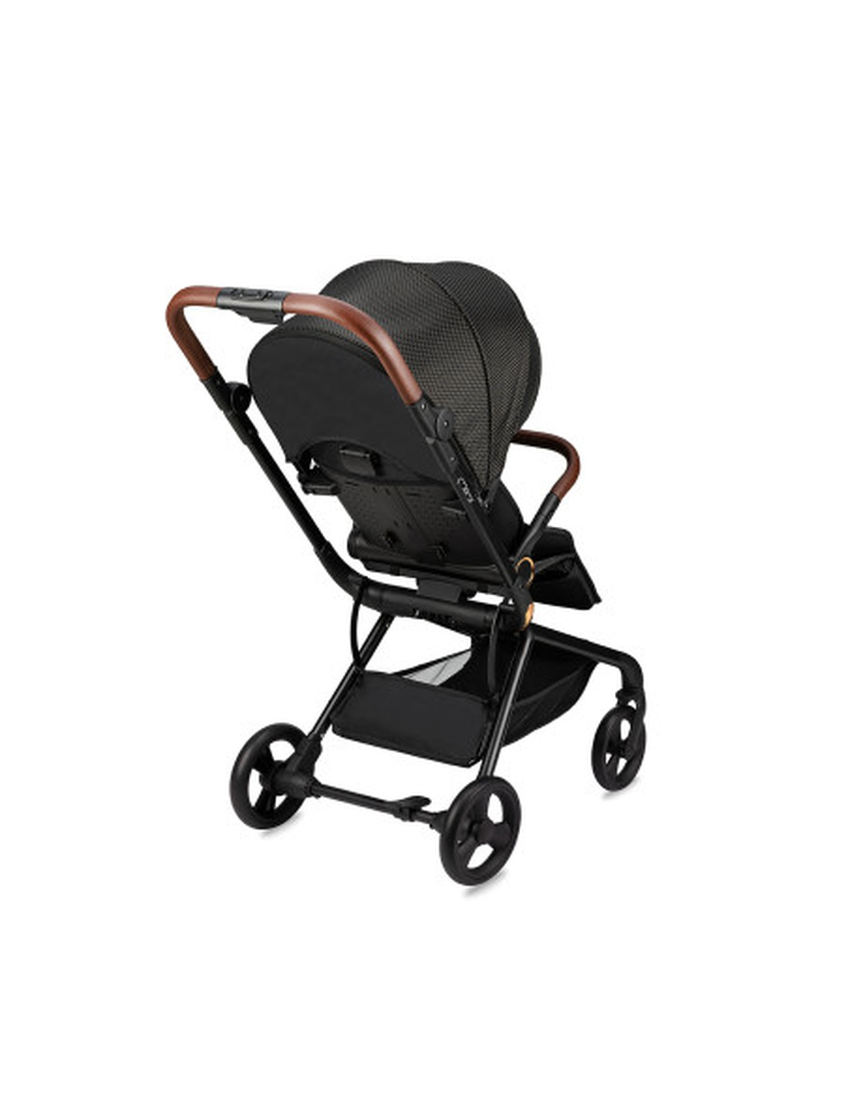 Schwarzer Kinderwagen mit braunem Griff. Der Kinderwagen ist abgewinkelt.