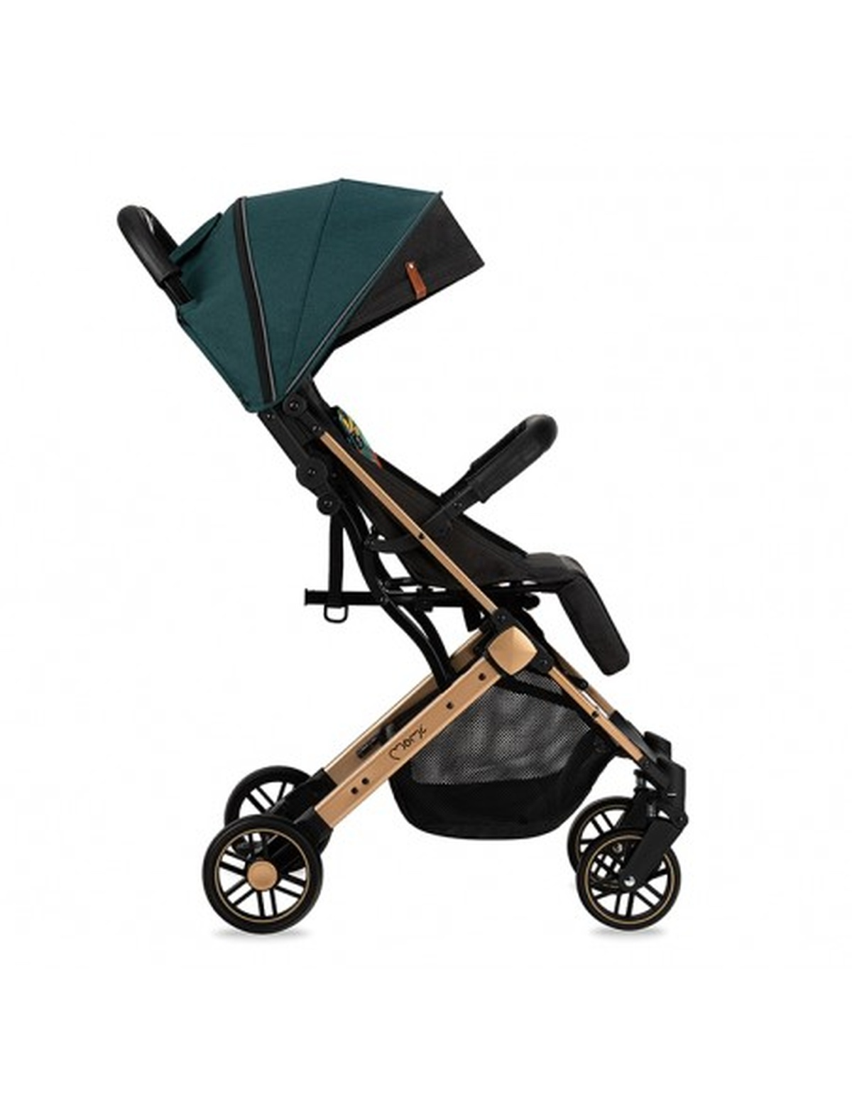 Ein Baby-Kinderwagen im Profil, mit grünem Verdeck, schwarzem Rahmen und goldenen Akzenten, vor weißem Hintergrund.