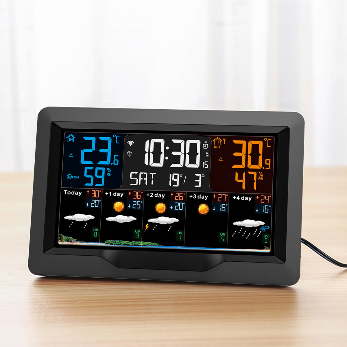Digitale Wetterstation mit Uhrzeit, Datum, Temperatur und Wettervorhersage.