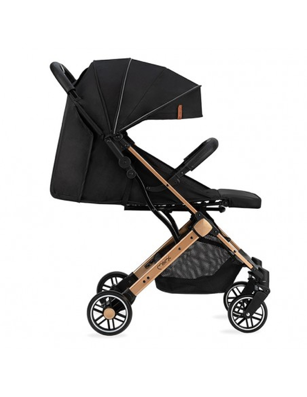 Schwarzer Kinderwagen mit schwarzem Verdeck und goldenen Akzenten, Seitenansicht.