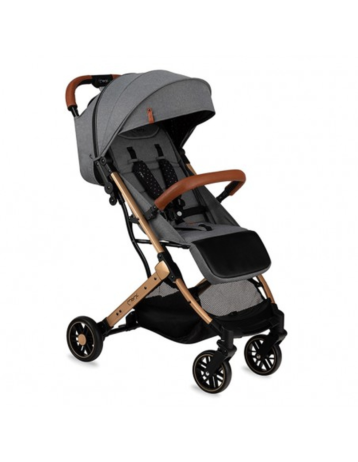 Ein grauer und goldener Kinderwagen. Er hat ein Verdeck, braune Griffe und einen schwarzen Aufbewahrungskorb. Die Räder sind schwarz.
