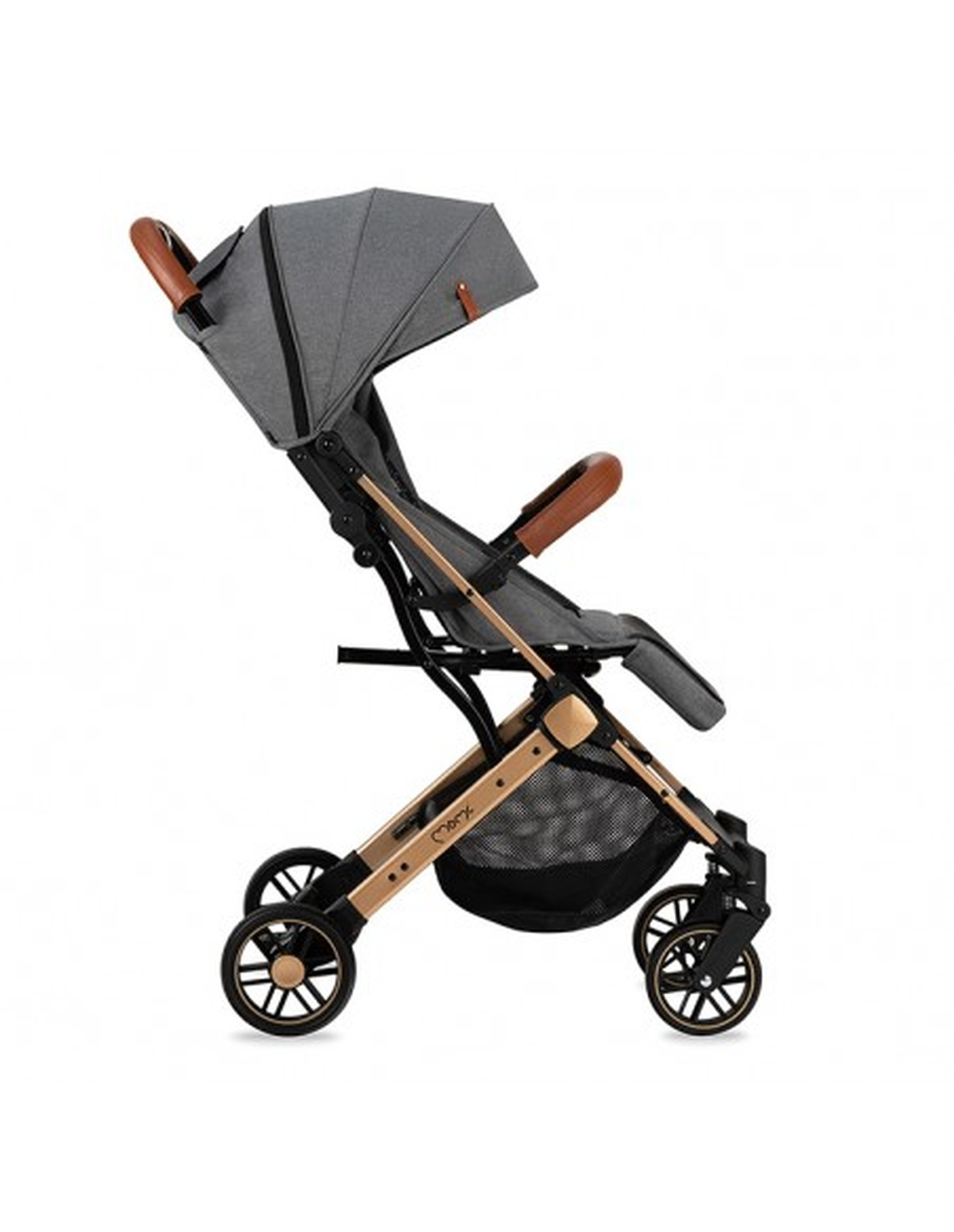 Grauer Kinderwagen mit braunen Akzenten. Der Kinderwagen hat ein Verdeck, einen Sitz und vier Räder.