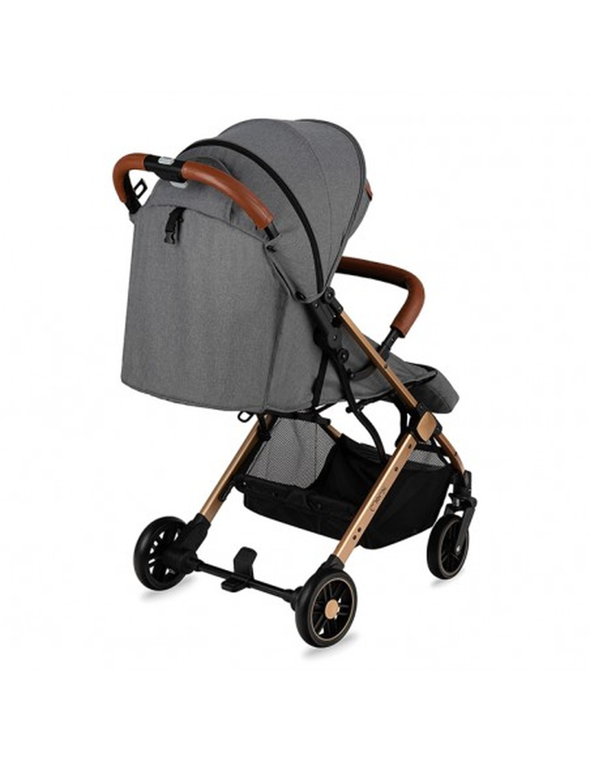 Grauer und goldfarbener Kinderwagen auf weißem Hintergrund. Er hat ein Verdeck, einen Sitz und einen Korb.