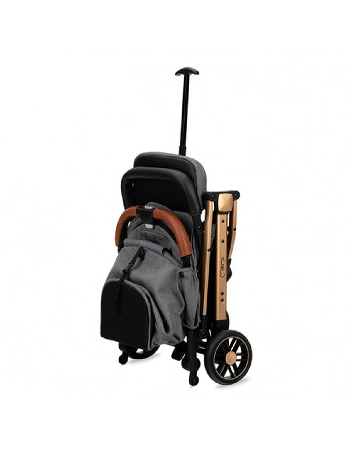 Gefalteter schwarzer Kinderwagen mit braunem Griff, grauer Tasche und goldenen Details. Weißer Hintergrund.