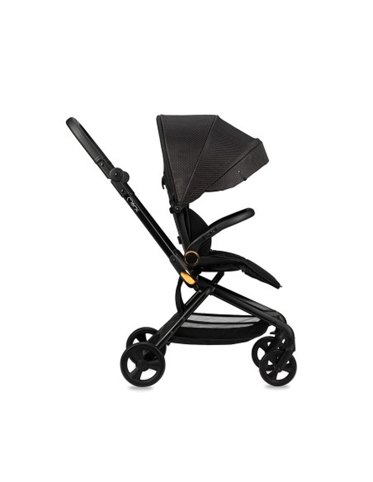 Ein schwarzer Kinderwagen mit schwarzem Sitz, schwarzem Griff und schwarzen Rädern auf weißem Hintergrund.