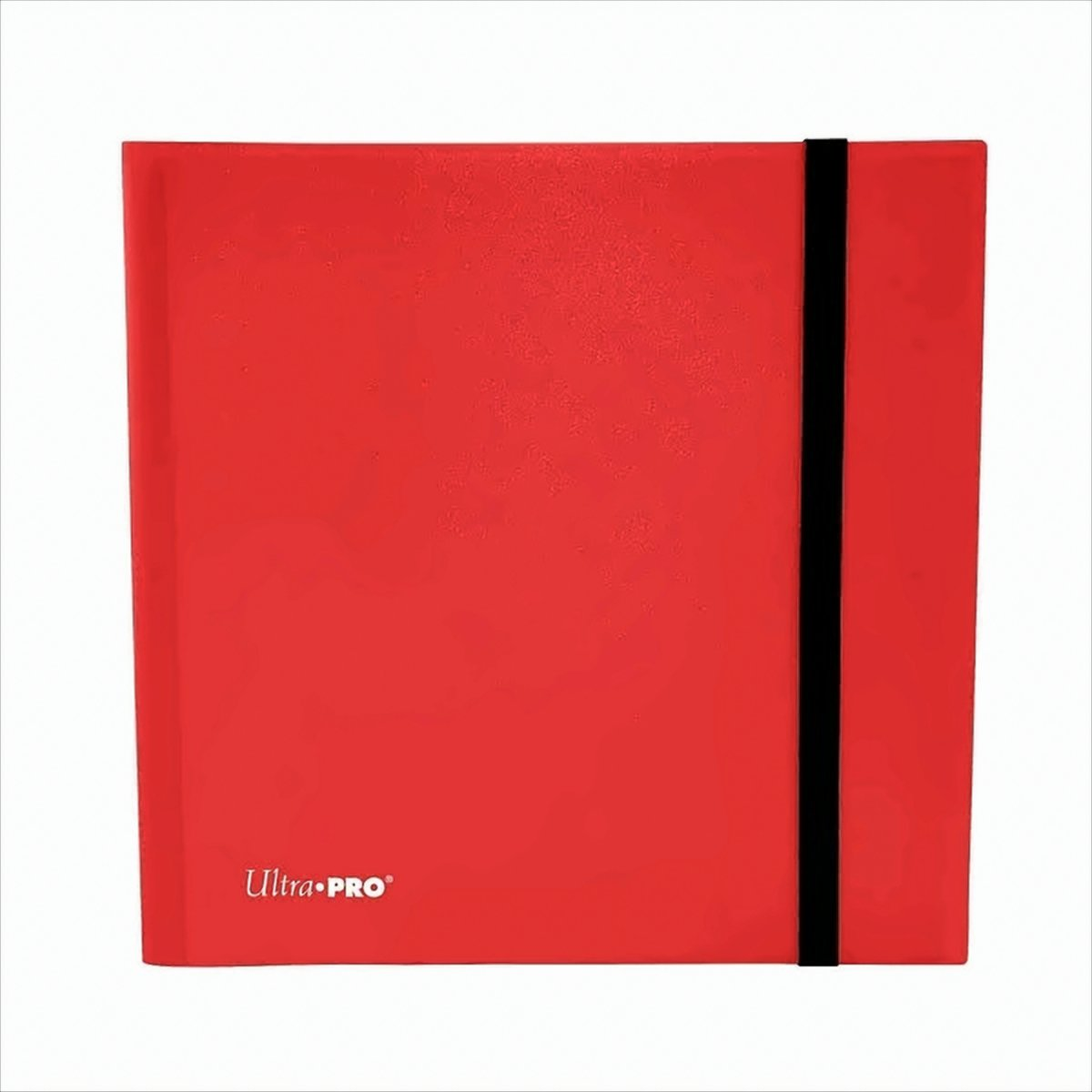 Raccoglitore di carte Ultra-PRO rosso con un elastico nero. È chiuso e su sfondo bianco.