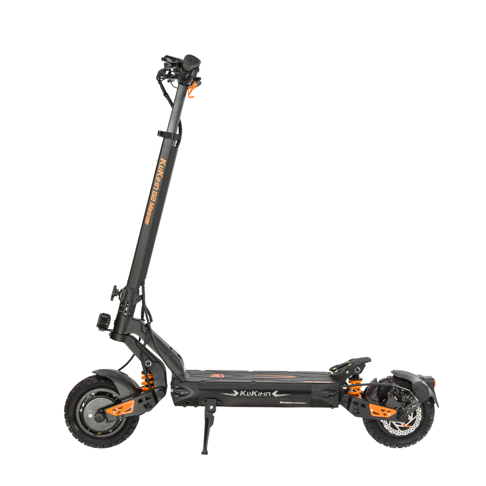 Monopattino elettrico nero e arancione. Sfondo nero. Modello KUKIRIN GE M5.