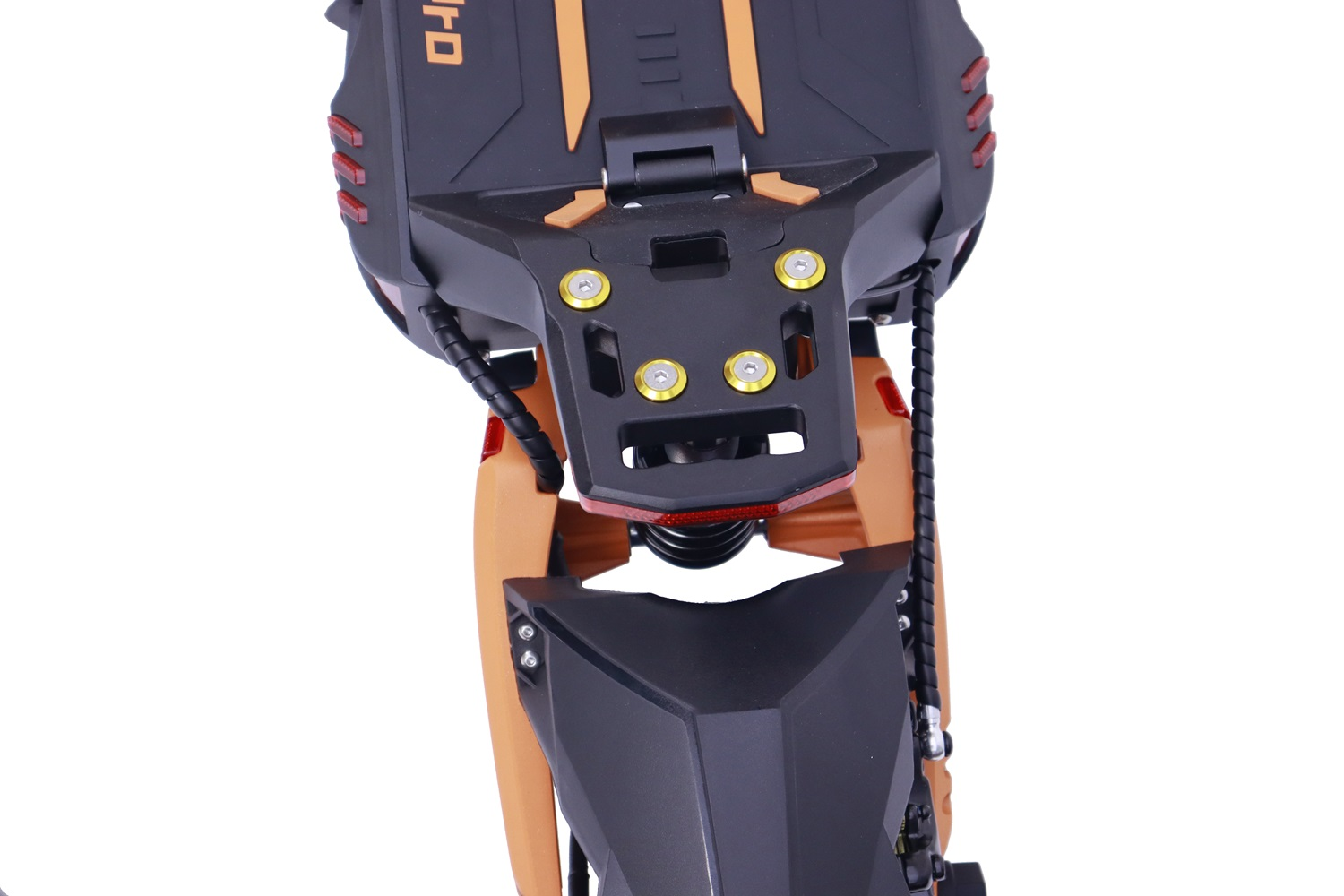 Parte anteriore dello scooter. Nero e arancione con bulloni visibili e un catarifrangente rosso.