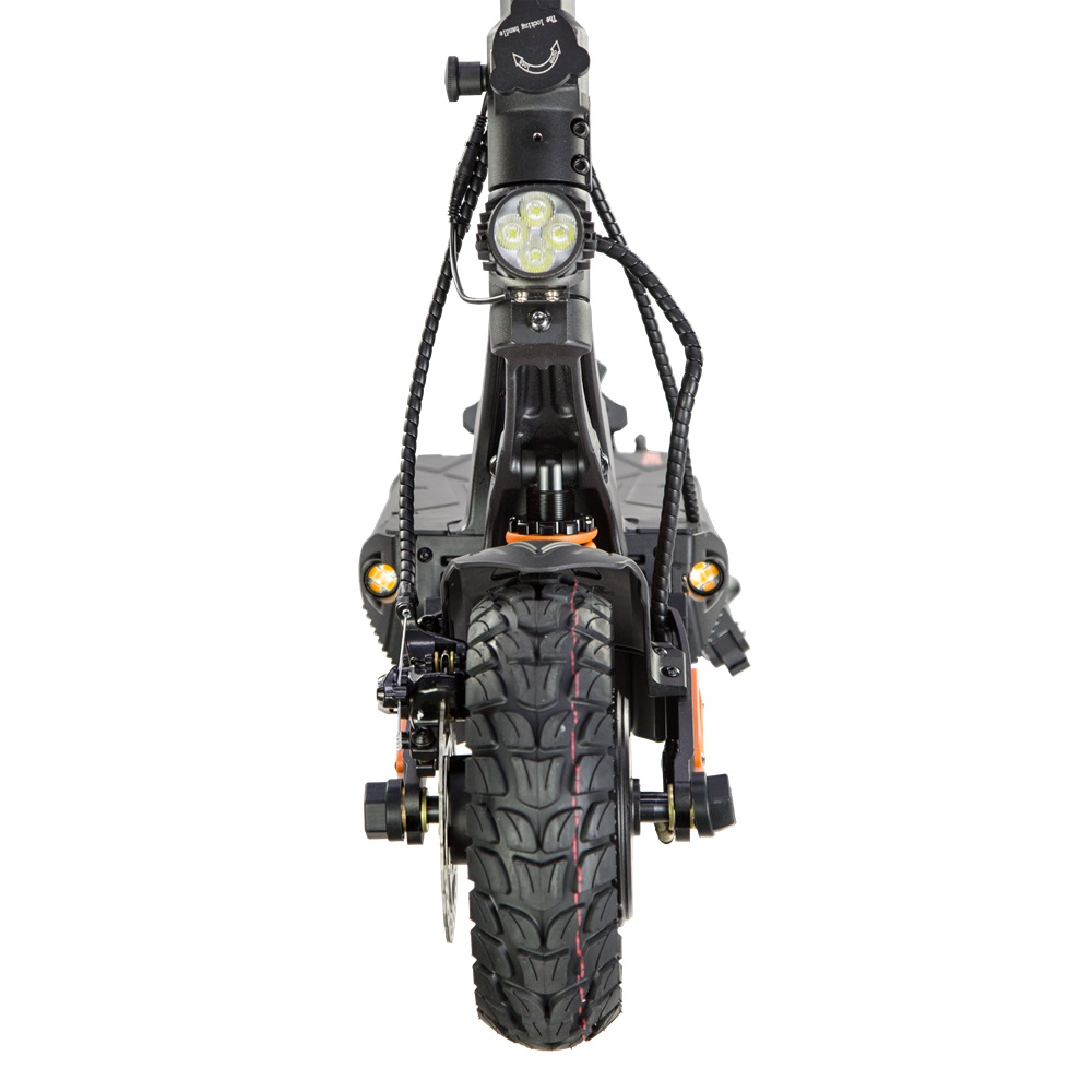 Vista frontale di uno scooter elettrico, corpo nero, pneumatico grande e fari luminosi, su sfondo bianco.
