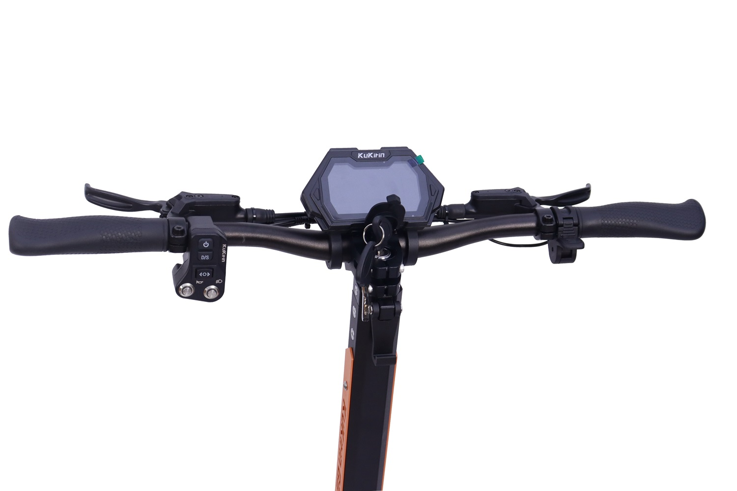 Manubrio e-scooter, maniglie e display neri. Sfondo bianco.