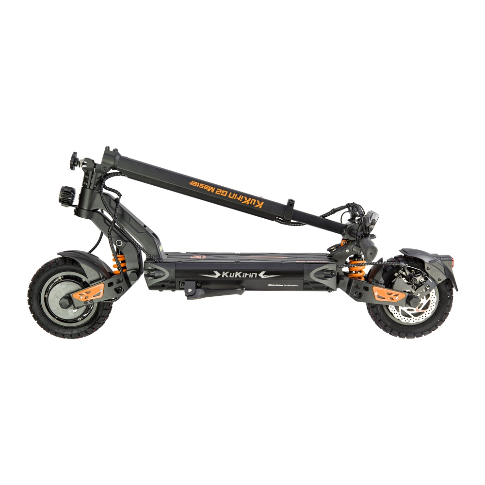 Scooter elettrico nero e arancione, vista laterale, ruote, sospensioni e telaio visibili su sfondo bianco.