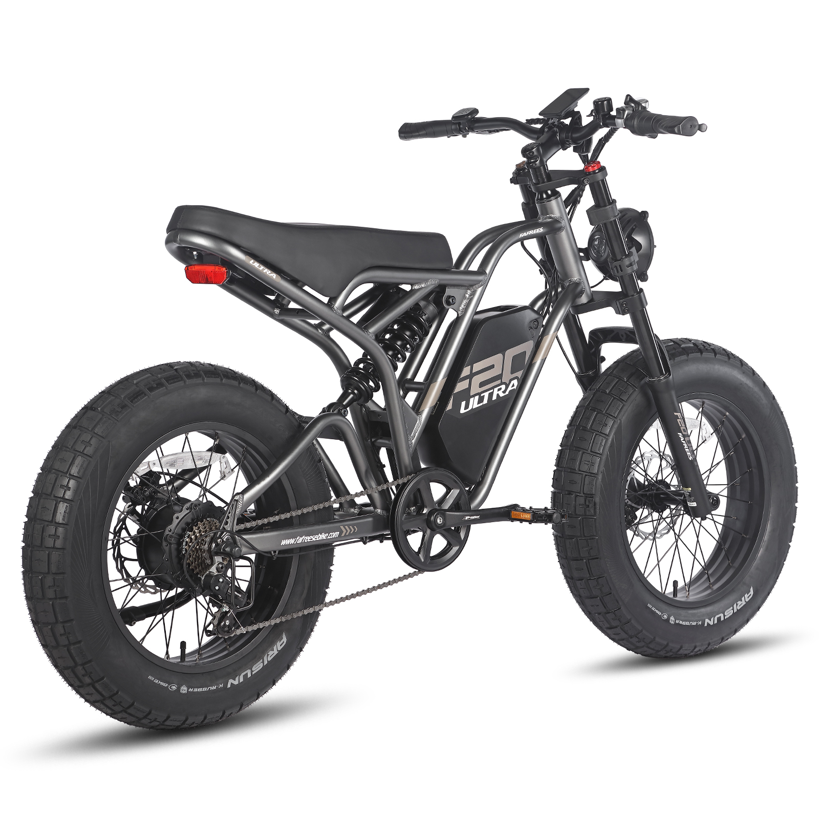 Bicicleta eléctrica gris oscuro con neumáticos grandes y suspensión. La bici está inclinada.