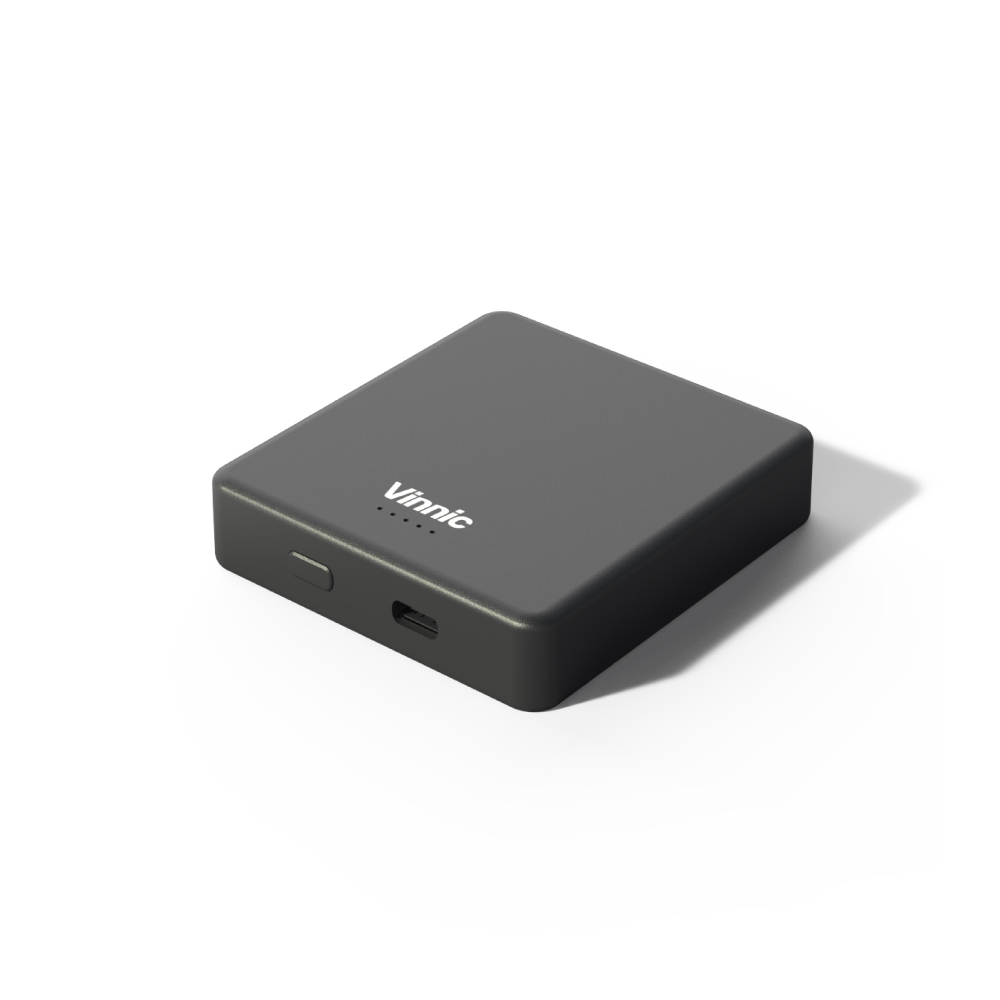 Eine kleine, dunkelgraue, rechteckige Powerbank auf weißem Hintergrund, mit Markennamen.