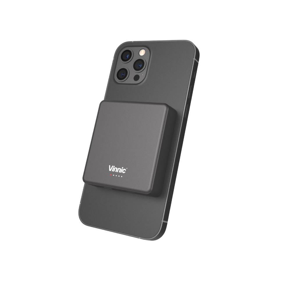 Schwarzes Smartphone mit einer grauen Powerbank. Die Powerbank trägt die Marke 'Vinnic'.
