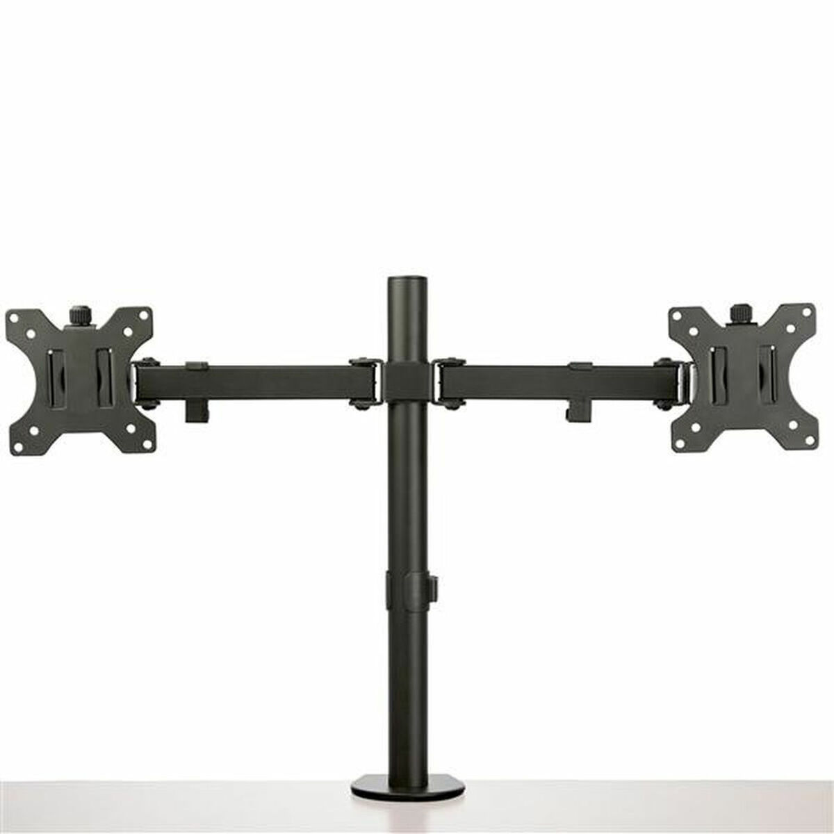 Supporto per doppio monitor. Nero, ha due supporti e un palo centrale. Sfondo bianco.