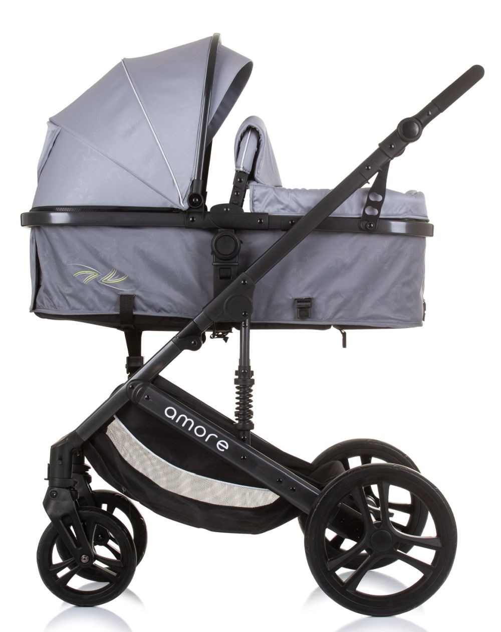 Ein grauer Kinderwagen mit schwarzen Akzenten und Verdeck auf weißem Hintergrund.