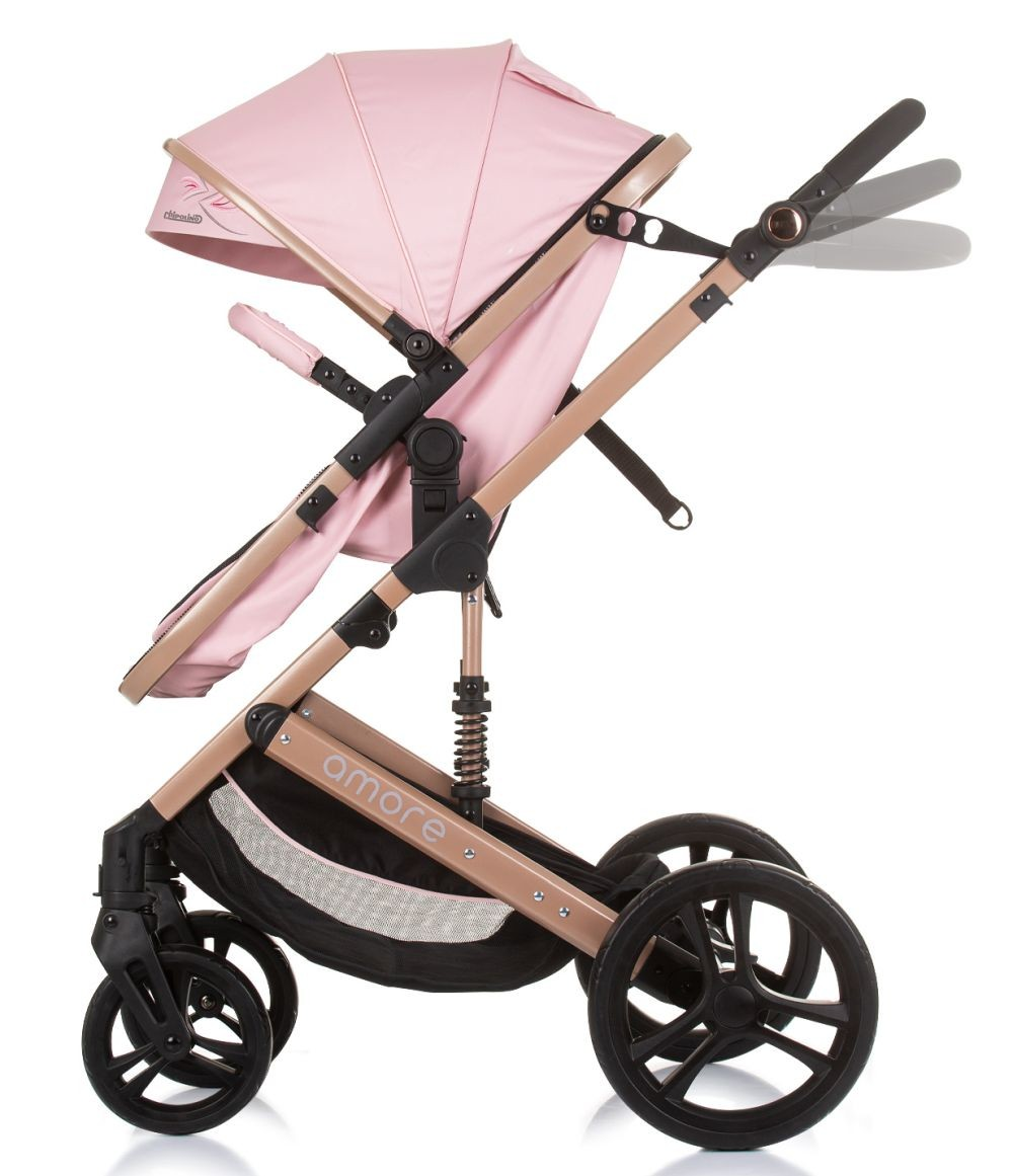 Cochecito de bebé rosa sobre un fondo blanco. Tiene parasol y cesta.