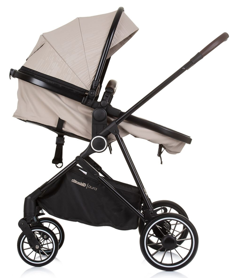 Cochecito en beige y negro. Tiene capota, asiento y almacenamiento. Las ruedas son negras.