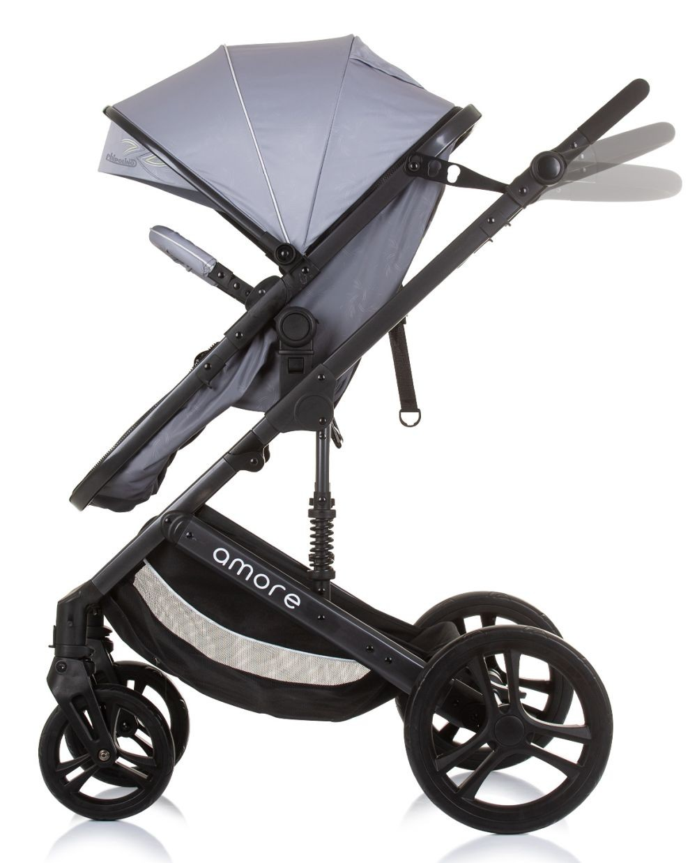 Ein grauer Kinderwagen mit schwarzen Rädern, mit Sonnenschutz, Griff und Aufbewahrungskorb.