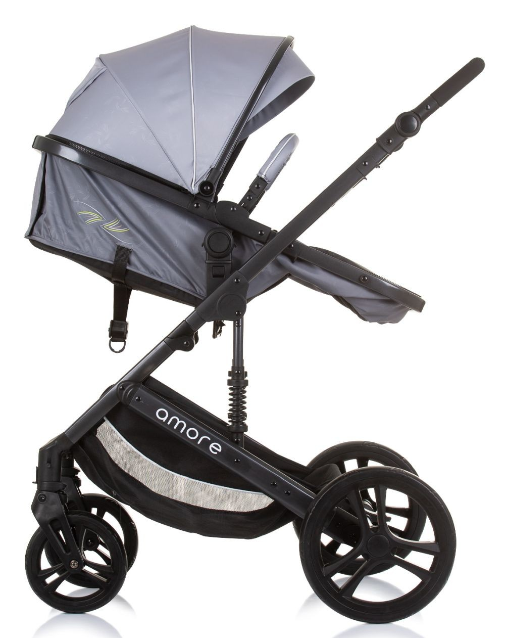 Grau-schwarzer Kinderwagen mit schwarzen Rädern, Seitenansicht auf Weiß.