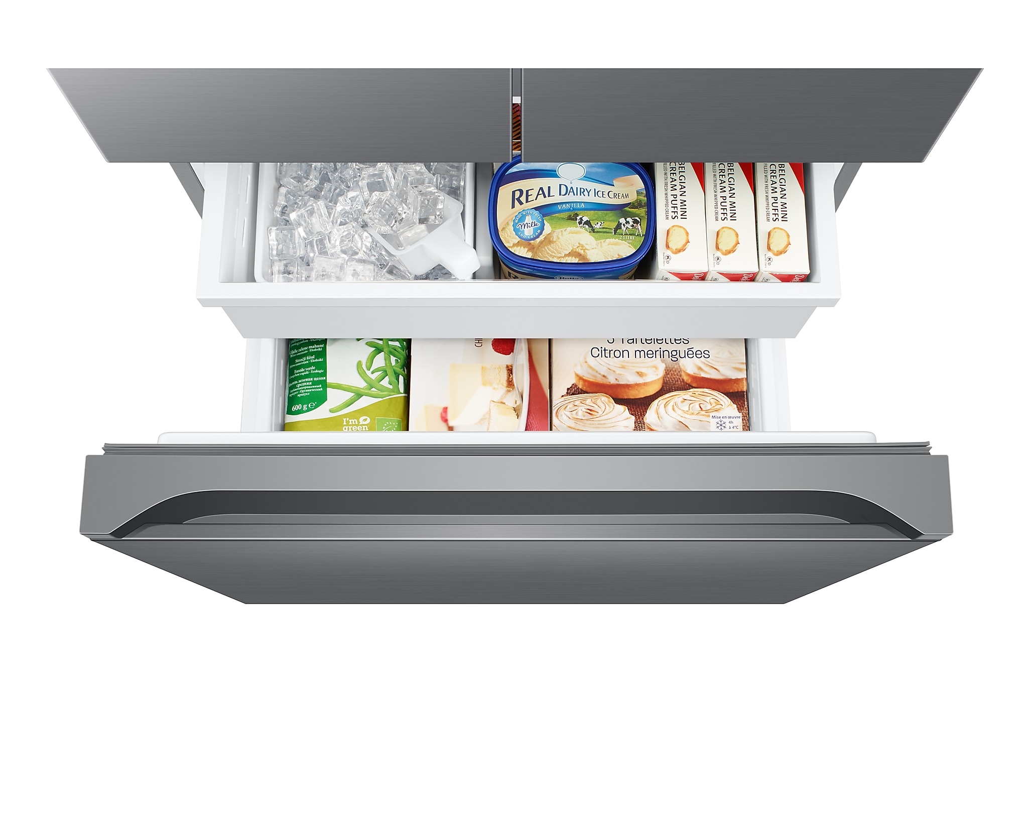 Open koelkast met ijs, zuivel en diepvriesproducten, laden uitgetrokken, wit interieur.