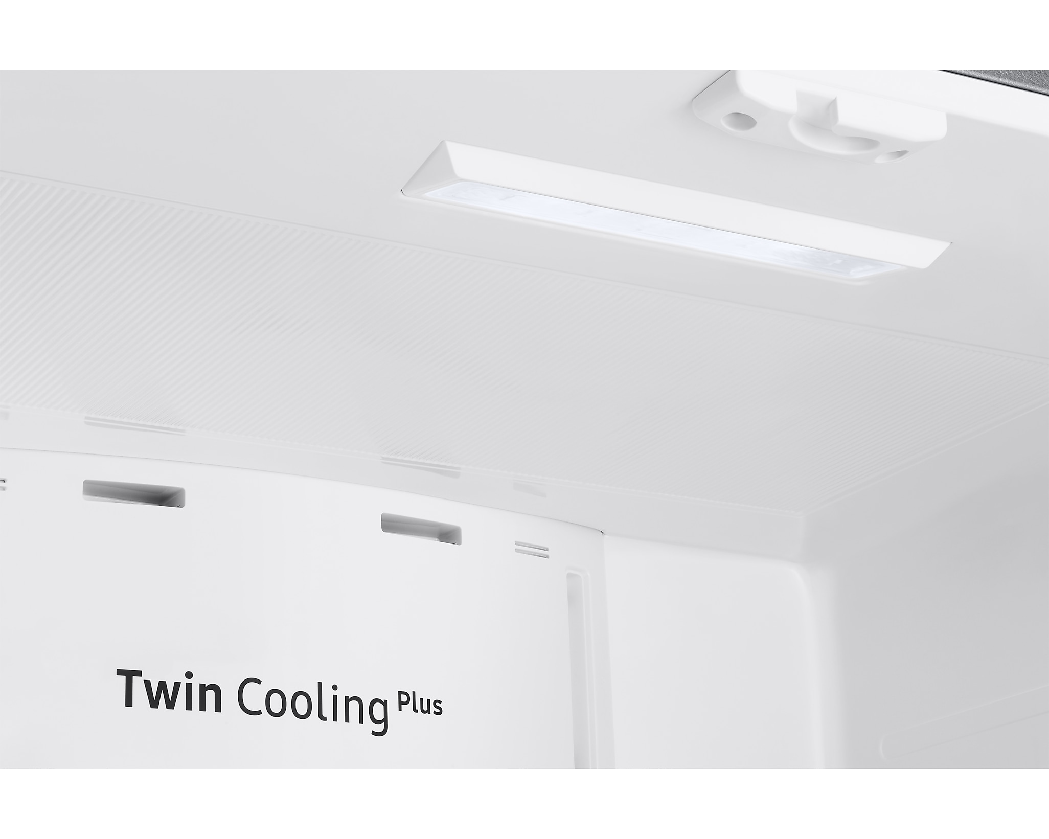 Interieur van een koelkast met een Twin Cooling Plus label en een bovenlicht.