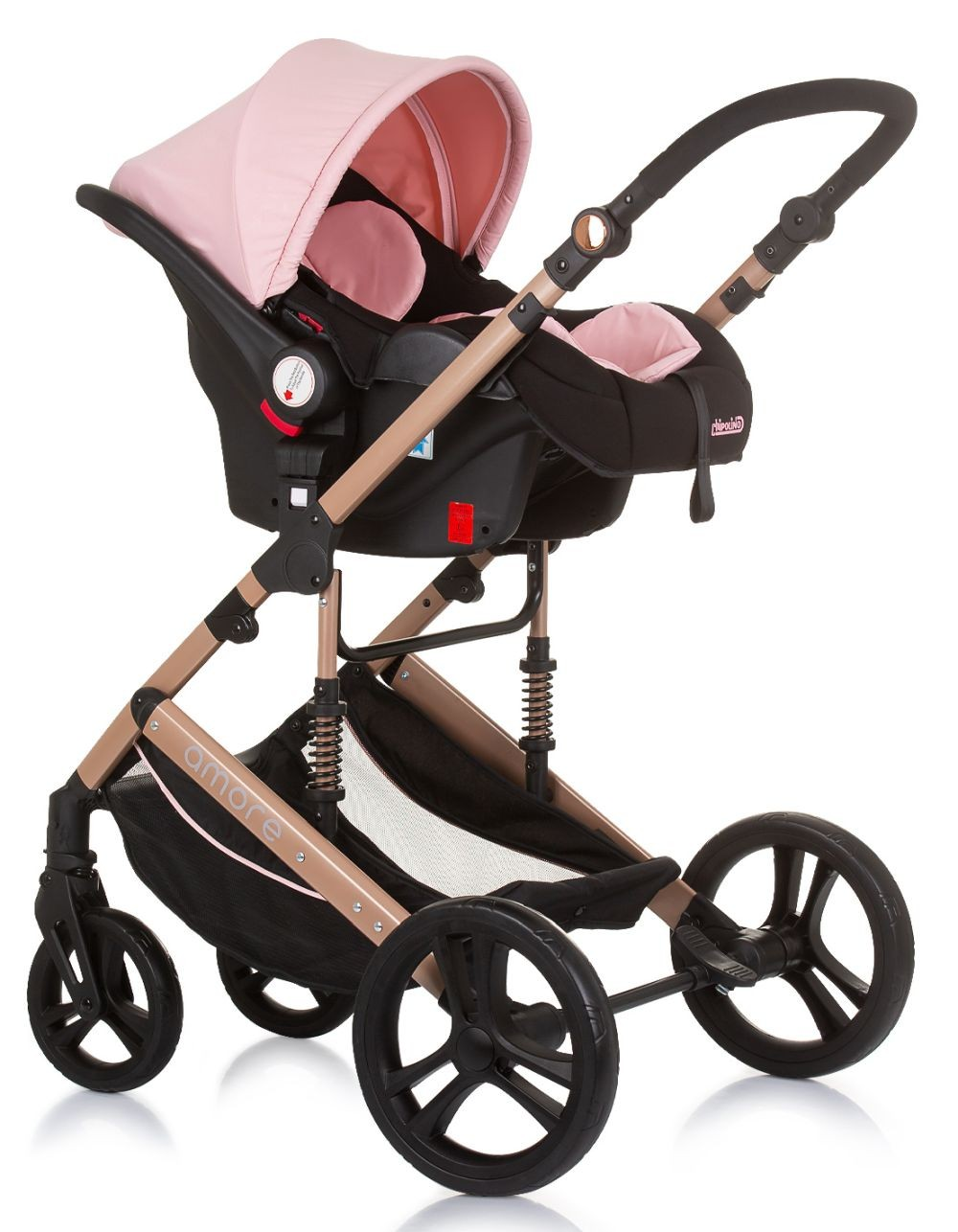 Cochecito de bebé rosa con asiento de coche. Marco dorado con detalles negros. El cochecito es blanco.