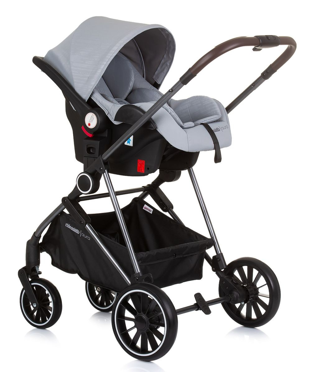 Silla de coche gris para bebés en un chasis de cochecito. Cesta de almacenamiento negra abajo. Fondo blanco.