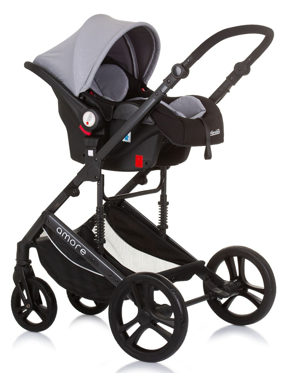 Cochecito negro y gris con asiento de coche. El asiento del coche es gris con base negra y el cochecito es negro.