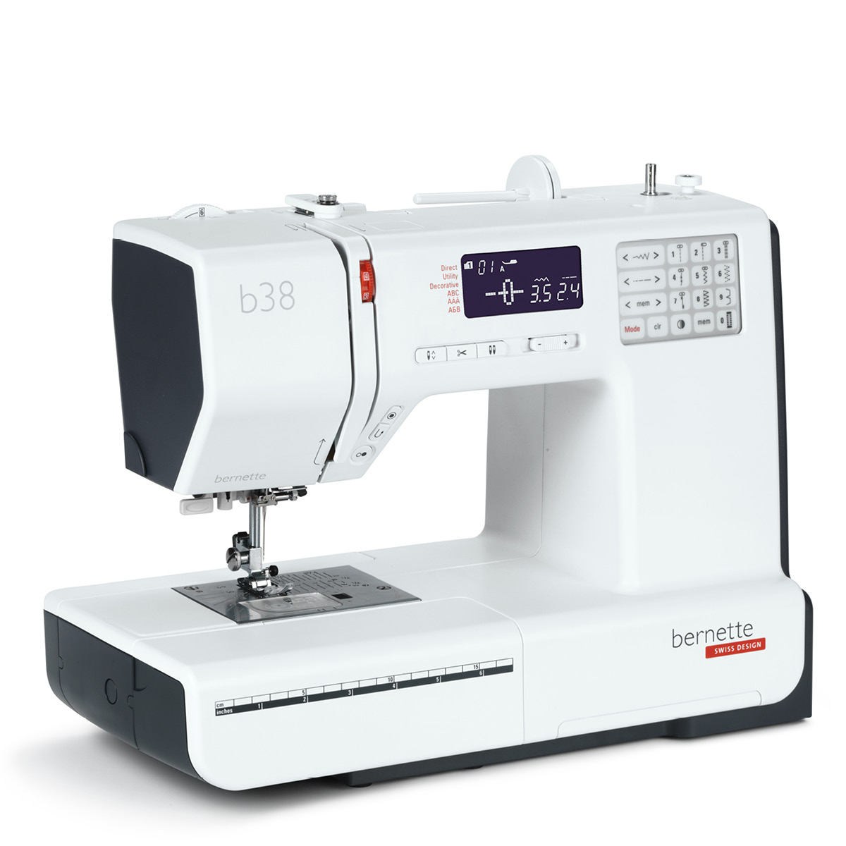 Weiße Nähmaschine mit Display. Der Text 'bernette' ist auf der Maschine sichtbar.