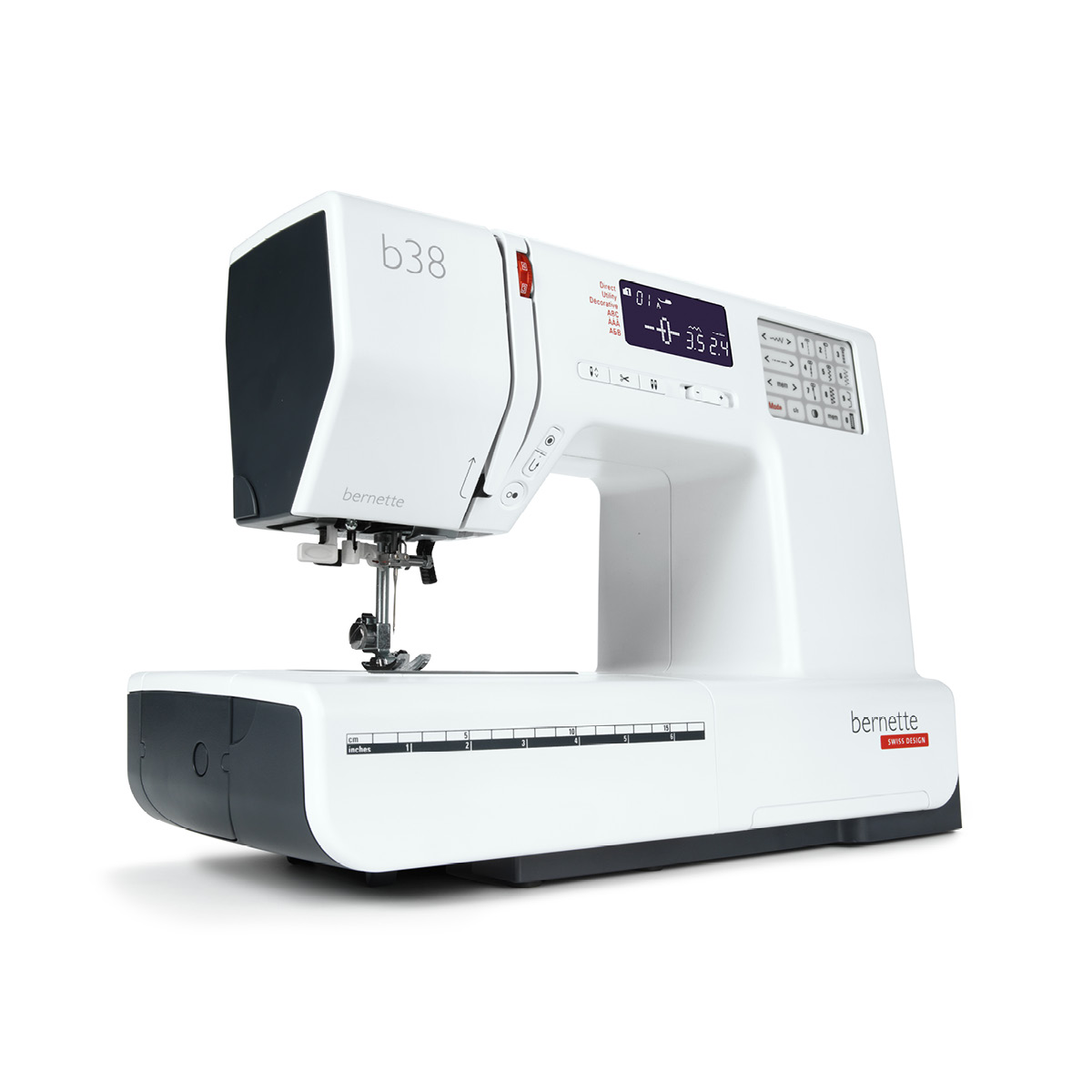 Weiße Nähmaschine mit schwarzen und roten Details, isoliert auf weißem Untergrund.