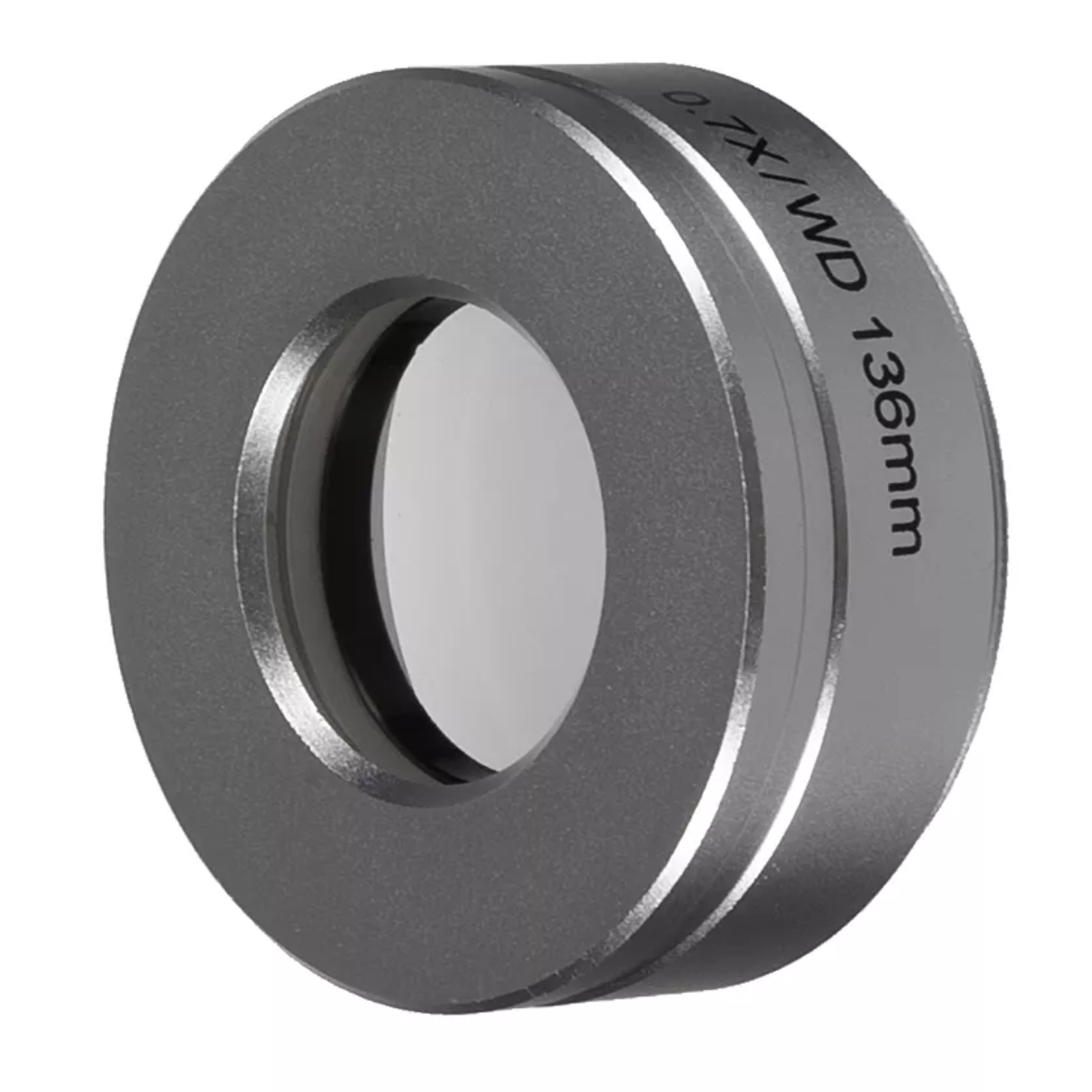 Una lente redonda plateada con el texto '0.7X/WD 136mm' alrededor del borde. Es una lente de cámara.