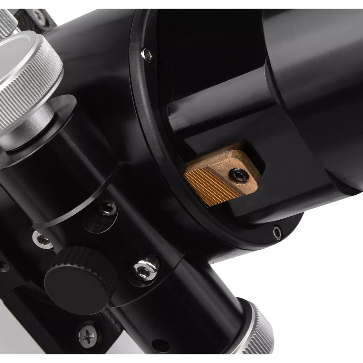 Un primer plano de un telescopio negro, que muestra perillas de ajuste y un soporte de color latón.