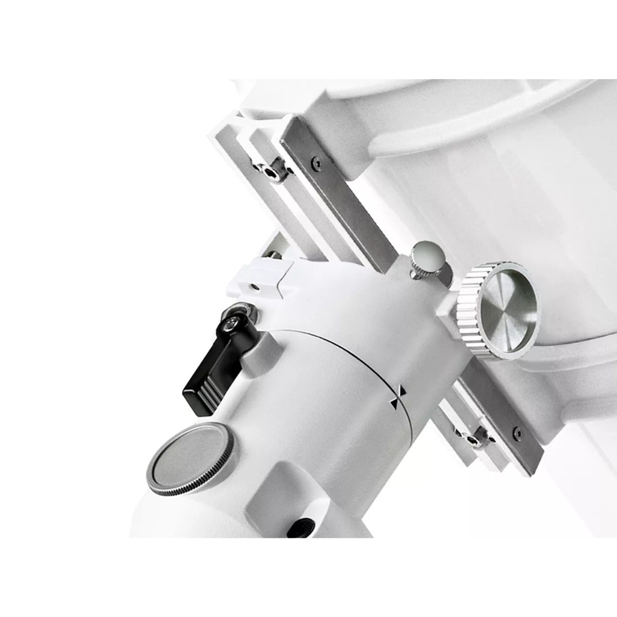 Montura de telescopio blanca con perillas de ajuste, primer plano sobre fondo blanco.