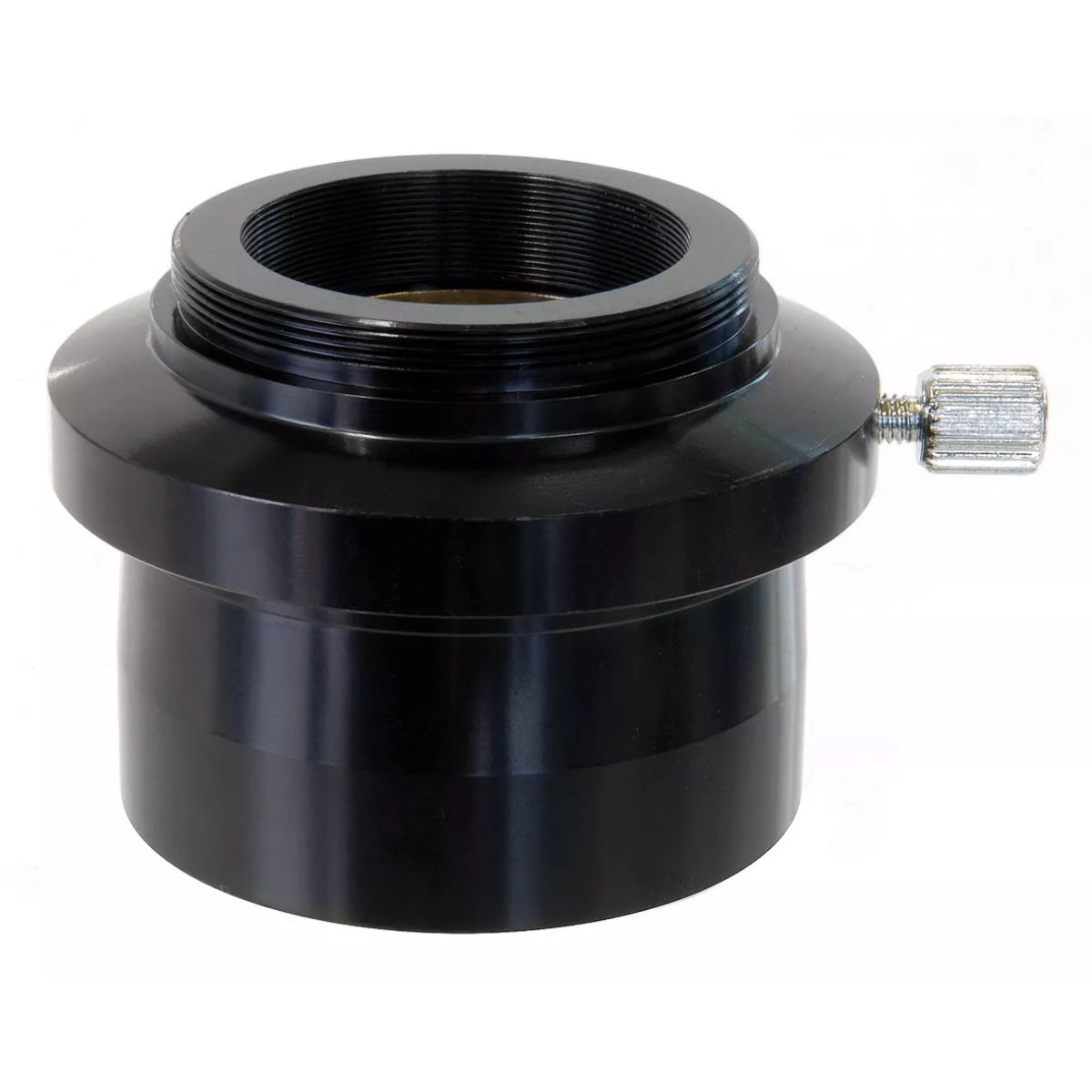 Un adaptador de telescopio negro con roscas y un tornillo. Se coloca sobre un fondo blanco.