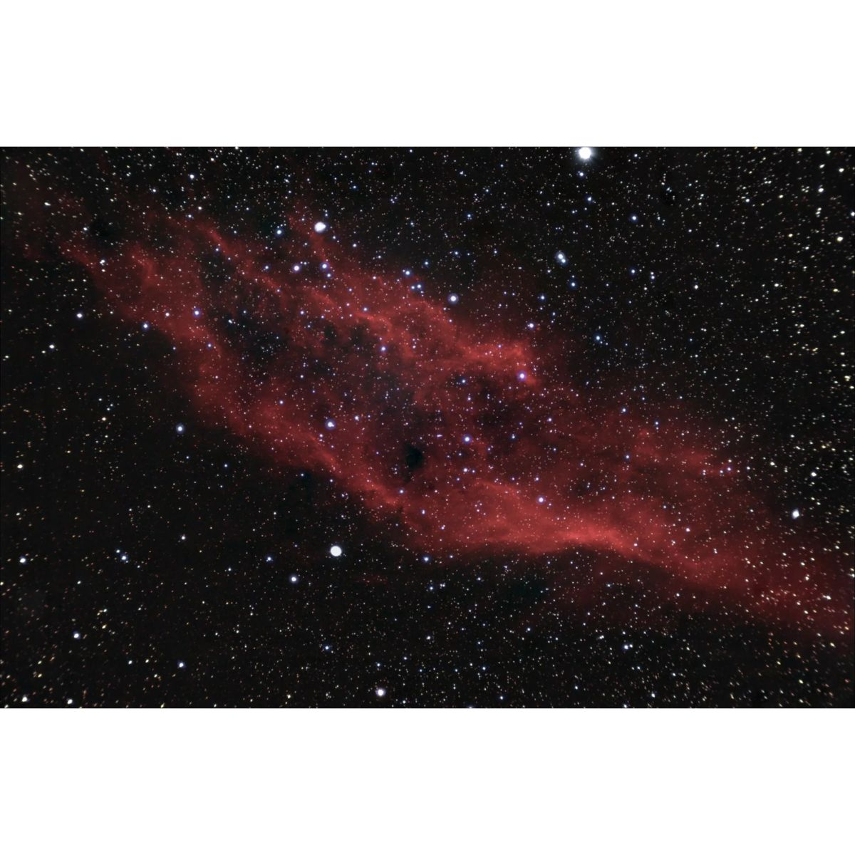 Nebulosa en el espacio, roja y oscura. Fondo negro.