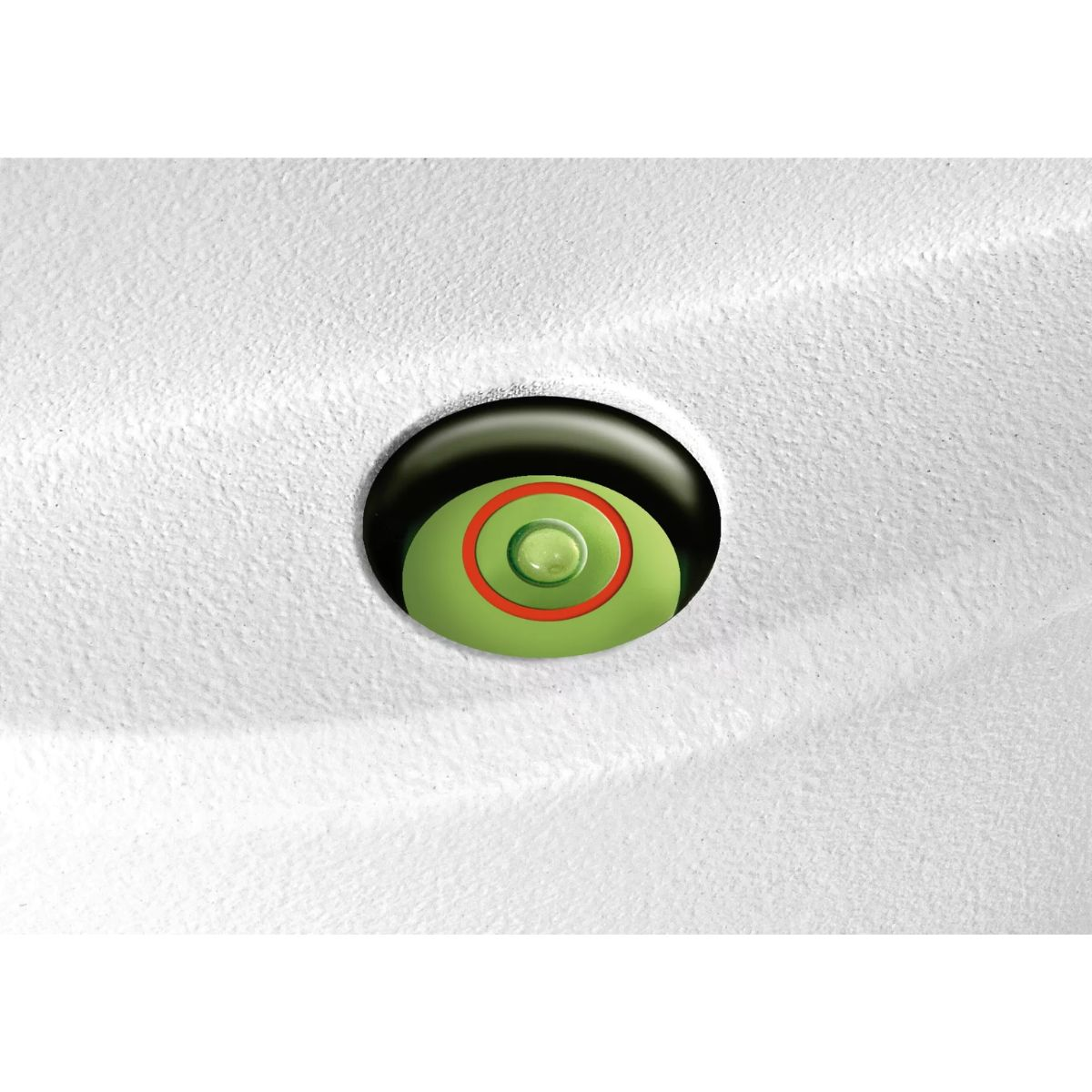 Primer plano de un nivel con una burbuja centrada en líquido verde.