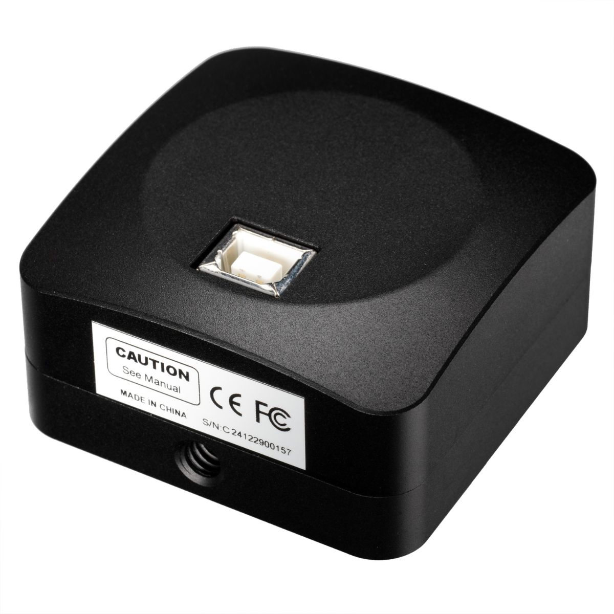 Dispositivo cuadrado negro con puerto USB y pegatina. El fondo es blanco.