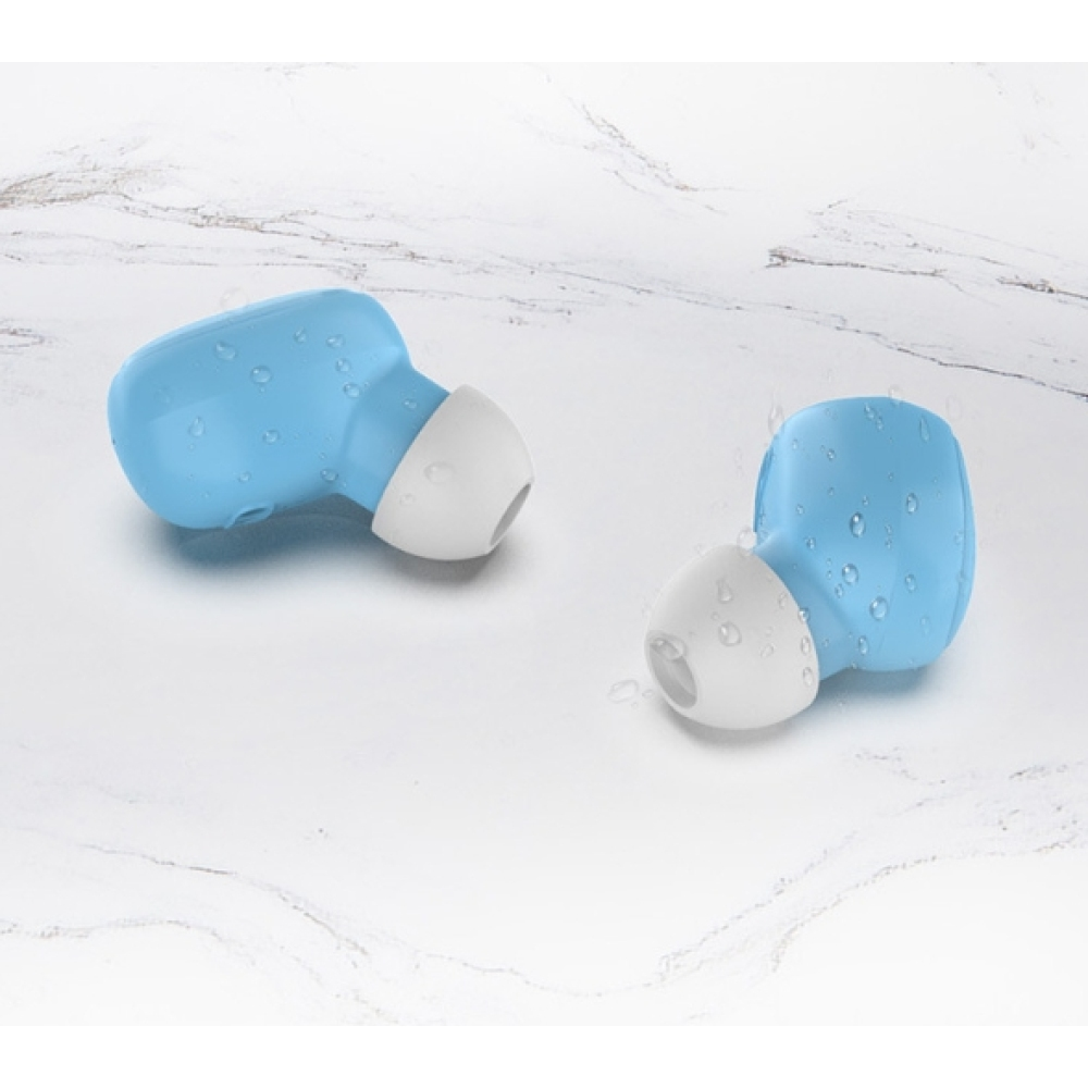 Zwei hellblaue kabellose Ohrhörer mit weißen Spitzen. Wassertropfen sind auf den Ohrhörern.