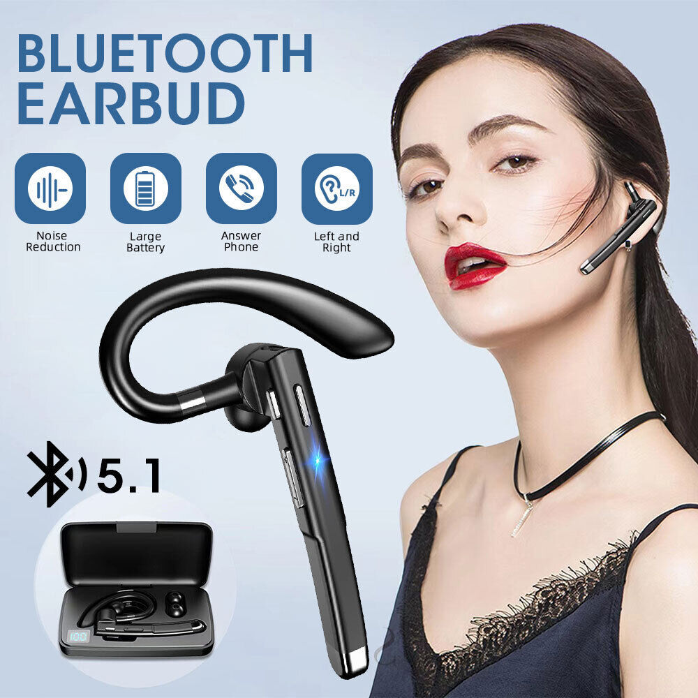 Eine Frau mit einem schwarzen Bluetooth-Ohrhörer, mit einer schwarzen Hülle im Hintergrund.