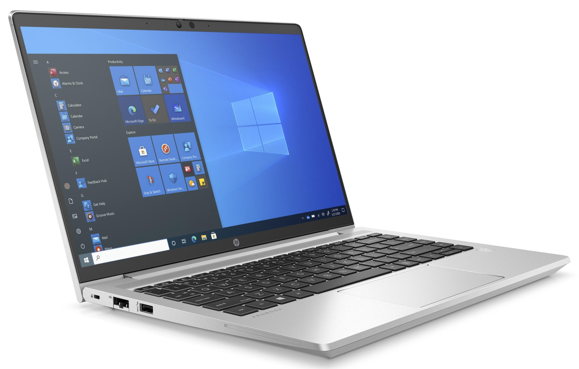 Ein silbernes HP-Laptop mit dem Windows-Desktop auf dem Bildschirm, leicht geöffnet.