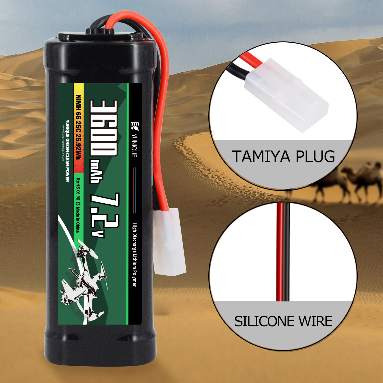 Schwarze Batterie mit rot-schwarzen Drähten und Stecker. Hintergrund: Wüstenszene.