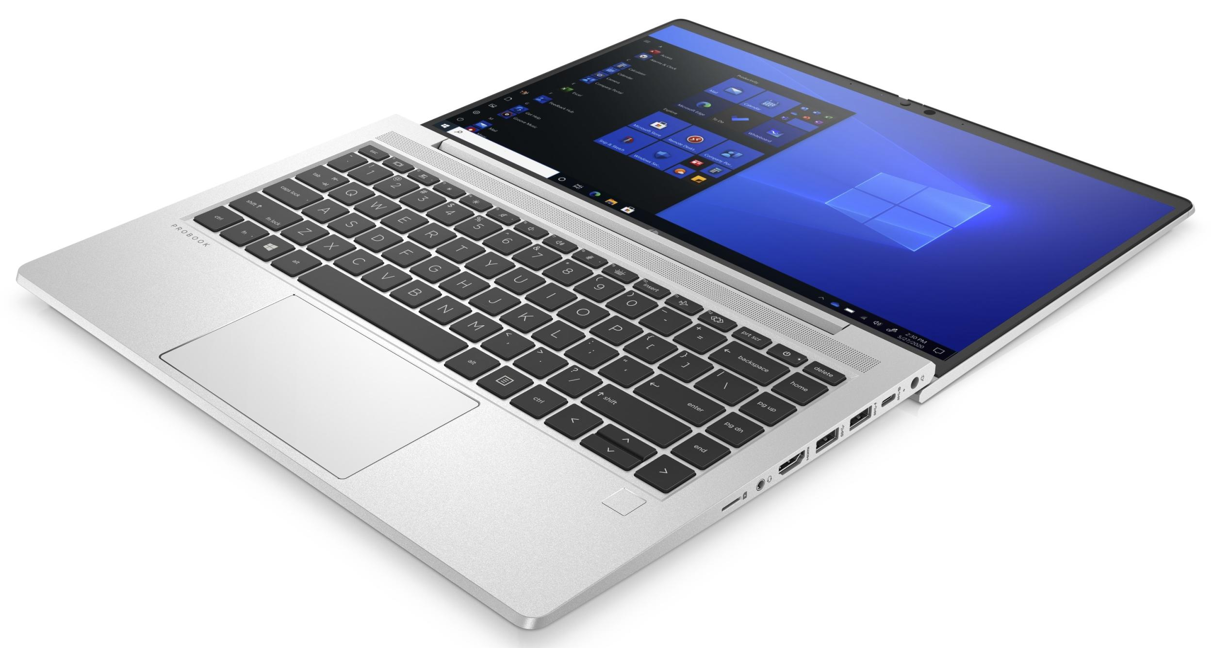 Silberner Laptop, geöffnet, zeigt Tastatur, Bildschirm mit Windows-Oberfläche und Anwendungen.