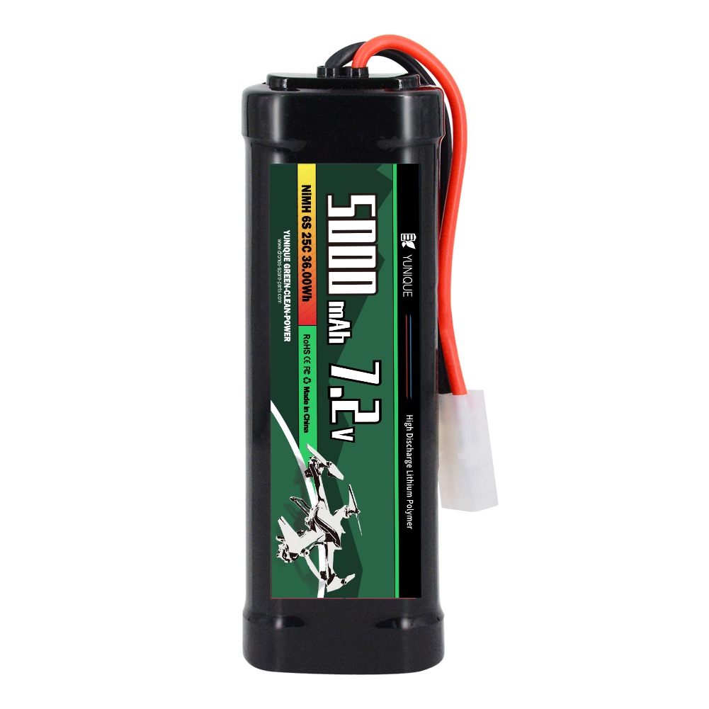Schwarze Batterie mit roten und schwarzen Drähten und einem weißen Stecker. Sie hat ein grün-schwarzes Etikett.