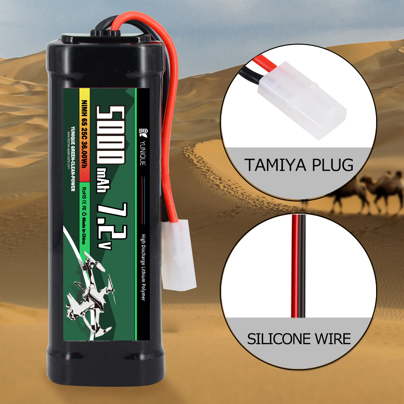 Ein schwarzer Akku mit grünem Etikett und Tamiya-Stecker. Im Hintergrund eine Wüstenlandschaft.