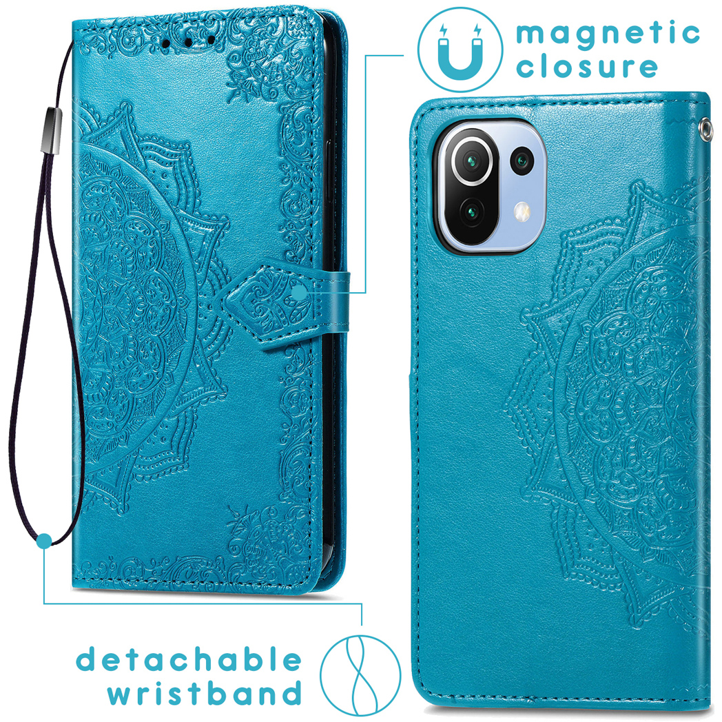 Teal telefoonhoesje met een mandala-ontwerp, opengeklapt om een telefoon te tonen. Afneembare polsband.