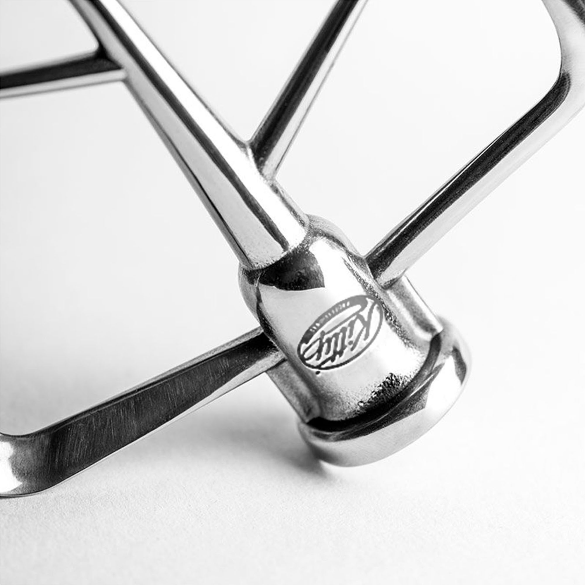 Nahaufnahme eines KitchenAid-Mixeraufsatzes, der das Metallteil auf weißem Hintergrund zeigt.