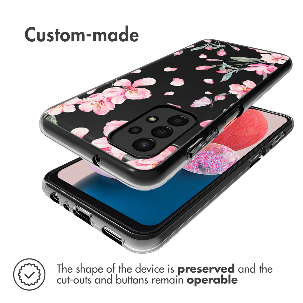 Zwarte telefoonhoes met roze bloemenpatroon. Telefoon zit erin. Tekst: Op maat gemaakt. Vorm behouden.